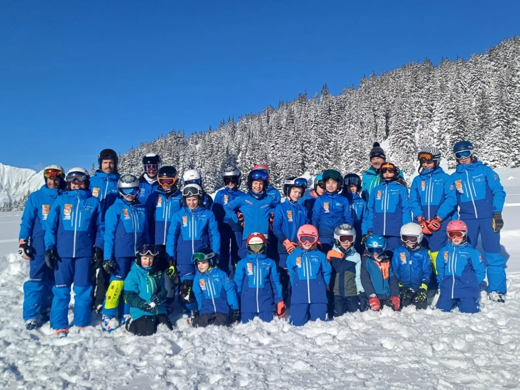 Gruppenfoto mit Trainers und Athlet*innen von Ski Emmental