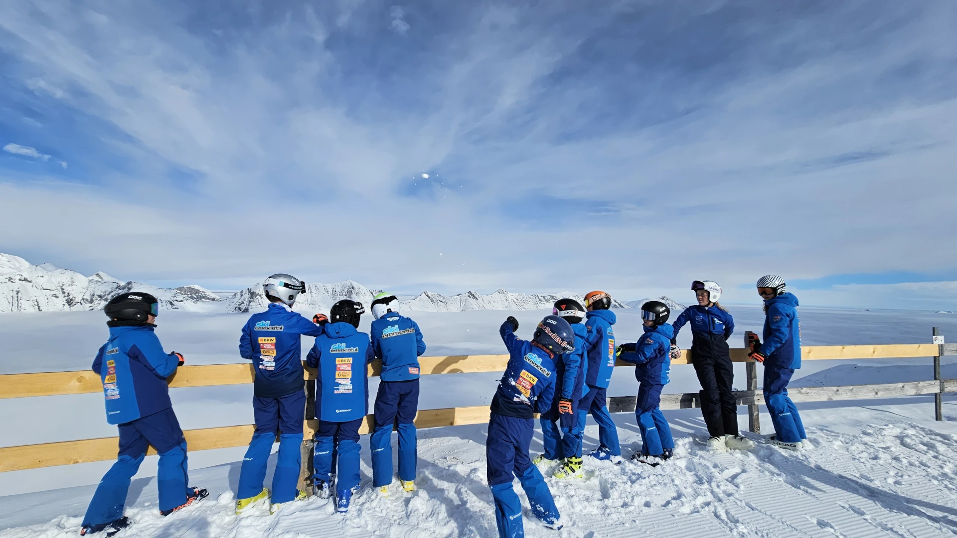Nachwuchsathletinnen und -Athleten von Ski Emmental beim Pause machen