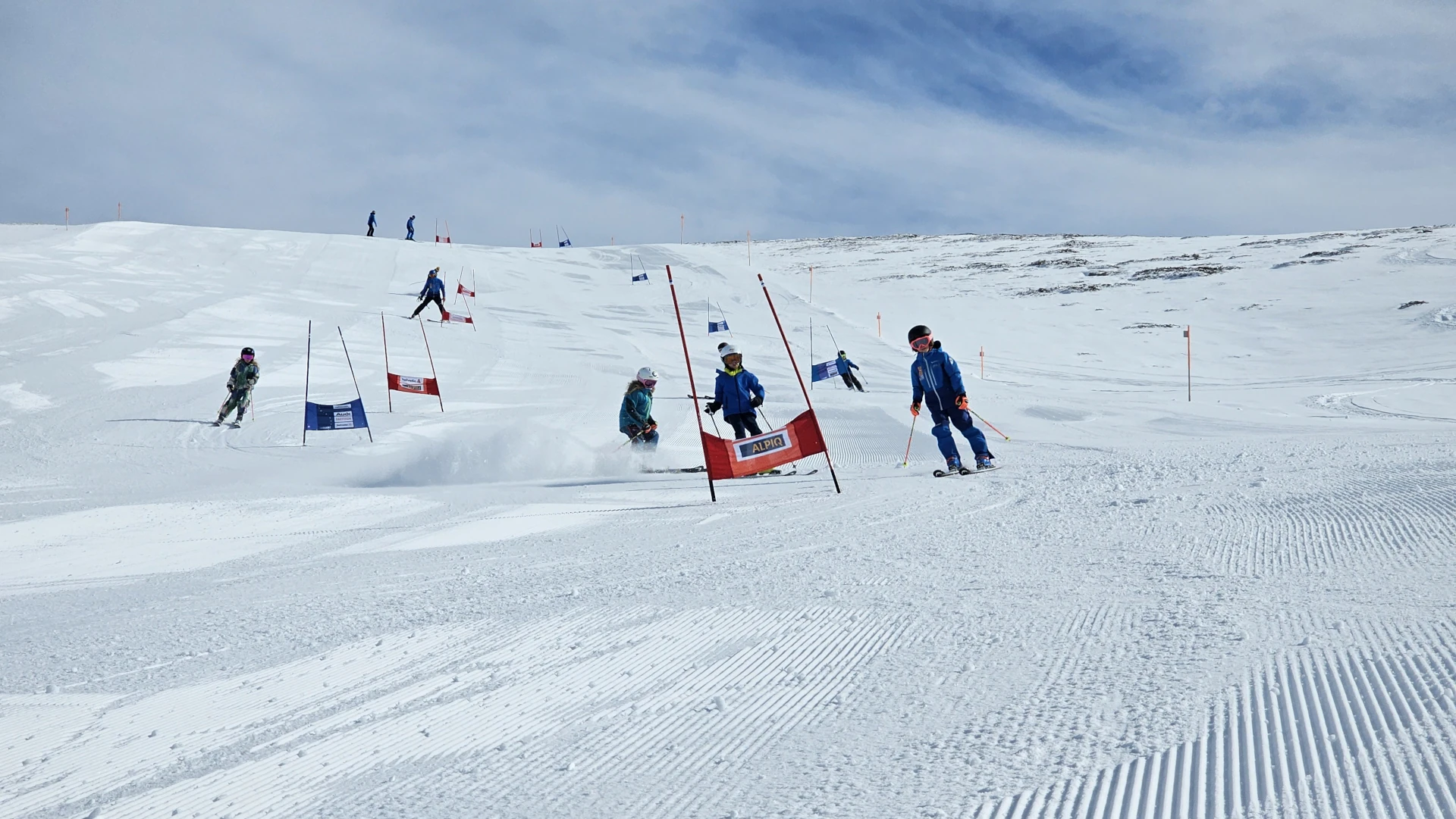 Home 5 Fahrerinnen und Fahrer von Ski Emmental beim Training
